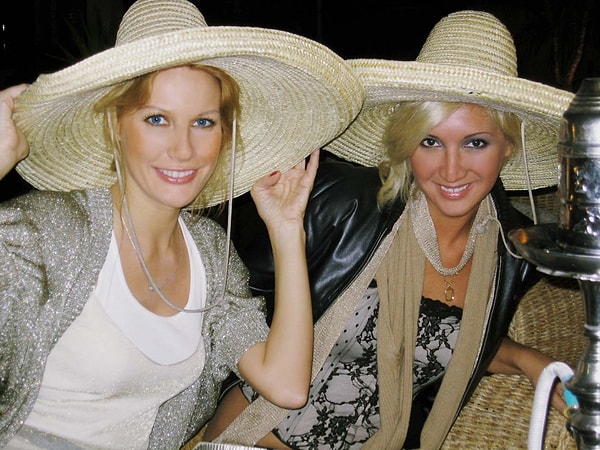 9. Как с женихом, так и с родителями и друзьями, она старается найти общий язык, сгладить острые углы