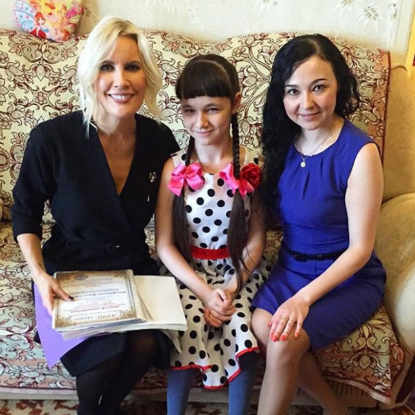 11. Так, например, во время съемок программы в Чебоксарах, Лена устроила настоящий праздник своей маленькой поклоннице – девочке Маше, страдающей ДЦП