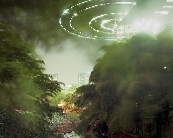 4. Сквозь зеленую листву деревьев вы можете увидеть, как близко стоит один из крупных азиатских городов. В погоне за экономическими богатствами мы забываем об истинных ценностях.