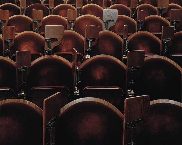 15. Фото аудитории университета Гарвард показывает, что привилегированность затронула и систему образования. То, в какой семье ты родился, неизбежно влияет на то, в насколько престижном ВУЗе ты будешь учиться и, сооответственно, какое будущее тебя ждет.