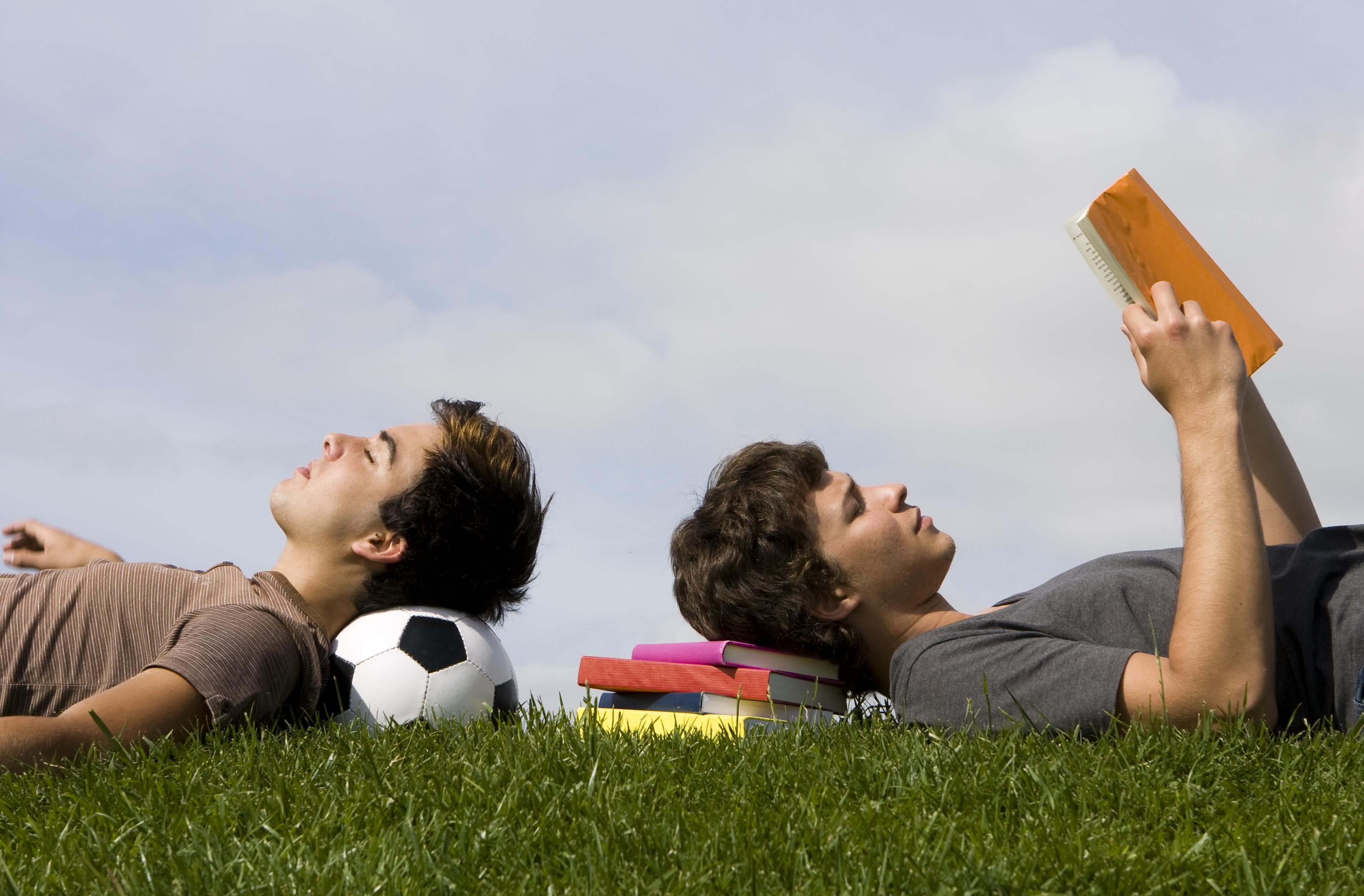 Чтение помогает человеку. Человек отдыхает. Спорт и учеба. Активные увлечения. Студенты на отдыхе.