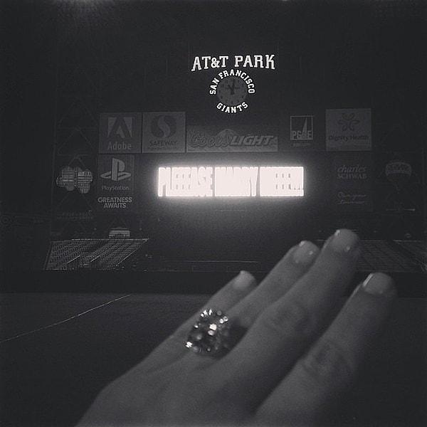 San Francisco'daki AT&T Park'ta evlilik teklifi alan Kim Kardashian, 15 karatlık elmas yüzüğünü bu fotoğrafla dosta düşmana göstermişti.