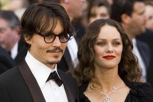 Johnny vazgeçmiyordu, bu defa da Fransız şarkıcı ve oyuncu Vanessa Paradis'e aşık oldu.