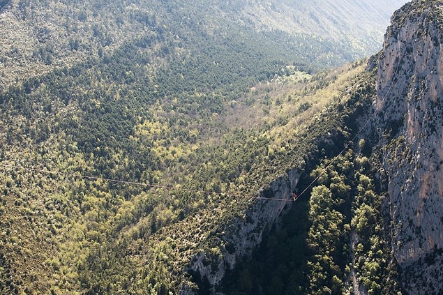 Yerden oldukça yukarıda gerili olan ipin en yüksek olduğu nokta, nehrin tam üzeri ve bu noktadan zemine olan mesafe 600 metre. Hat hazırlandığında net uzunluk 1020 metre olarak hesaplanıyor ve 1 kilometrelik rekor bu şekilde garantiye alınıyor.