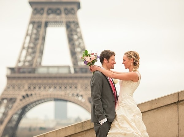 Однако их свадьба прошла немного иначе, чем у многих других пар, поскольку вместо того, чтобы сделать одно торжество в Йоханнесбурге, они предпочли 8 свадеб в 8 различных странах мира!