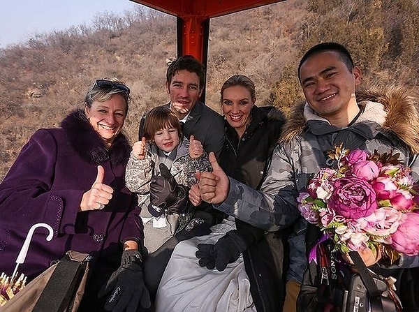 Семья Амелии смогла приехать на свадьбу в Англию и Францию, а сторона жениха присоединилась к ним в Китае, Мавритании и в Южной Африке.