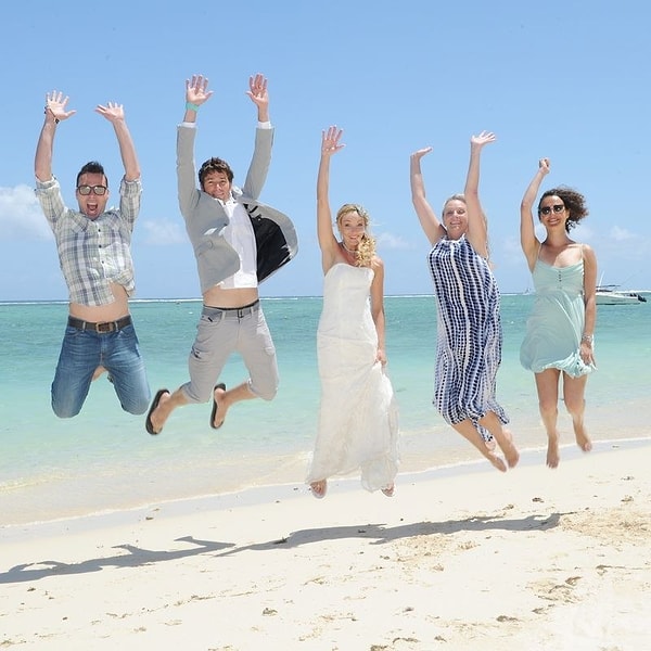 Более того, Амелия утверждает, что все эти путешествия обошлись им в 10.000 фунтов стерлингов, что существенно дешевле традиционной свадьбы с рестораном и кучей гостей.