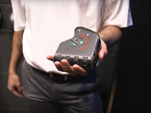 13. Технически, это не оружие, Identilock – это биометрический замок, который ставится на винтовку и который можно снять только при наличии необходимого отпечатка пальцев.