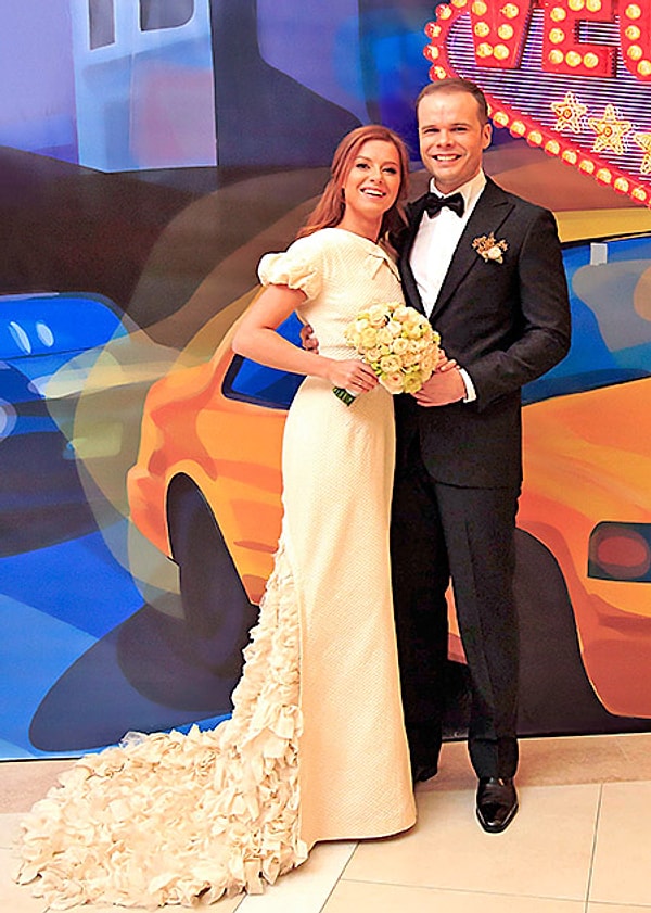 1. Полтора года назад Юлия Савичева вышла замуж за Александра Аршинова.