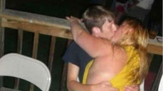 Топ-23 страстных поцелуев, которые вызвали у окружающих недоумение