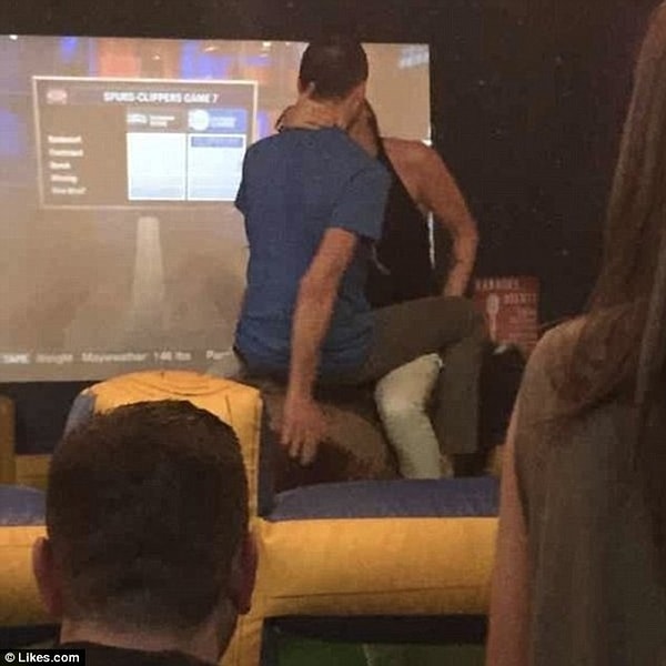 1. Мы тут матч пришли посмотреть, не мешаем?