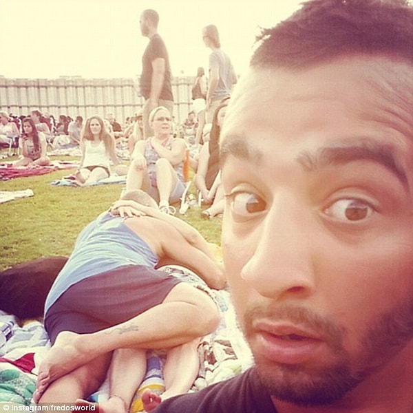 14. Пришли вот тут музыку послушать.