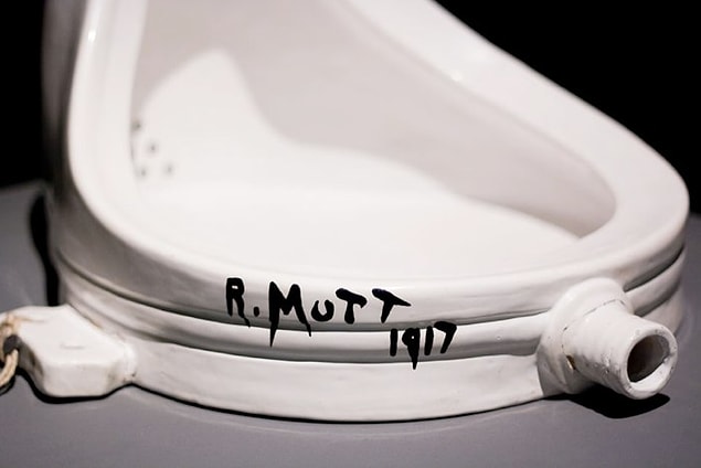 8. Marcel Duchamp gündelik eşyaların sanat olabileceği fikrini ilk kez öne süren kişidir. "The Fountain" (Çeşme) isimli çalışması gördüğünüz üzere bir pisuvardı.