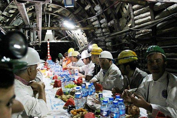 14. Madencilerin iftar sofrası haberi yapılır.