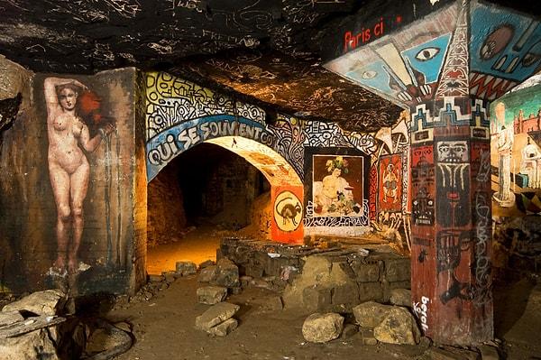 Geçmişin dokusunu tahrip etmeden, yeraltındaki duvarların üzerinde bulunan onlarca sanat eseri.