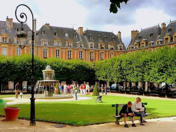 6. Place des Vosges, Marais'nin en düzenlisi