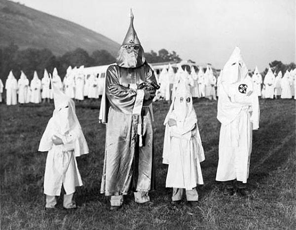 5. Ku Klux Klan örgütünün genel kongresiyle, Cumhuriyetçi Parti'nin Amerikan İç Savaşı sonrası radikal yeniden yapılanma politikaları zamanlama açısından çakıştı.
