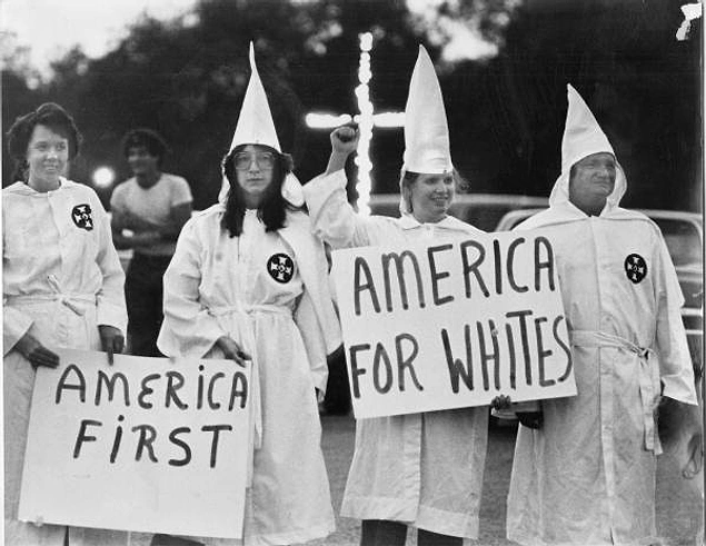 Almanya'da da bir benzeri bulunan Ku Klux Klan üyeleri