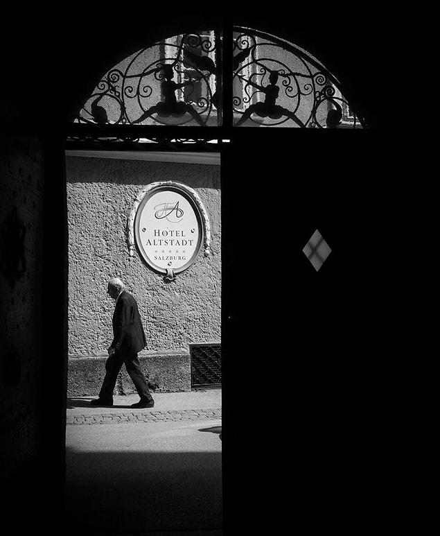 12. Sokak fotoğraflarının vazgeçilmesi: bir pasaj ve sokak kapısı.