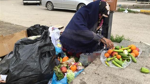 12. Başkaları sadece fotoğrafını çekmek için yemek yaparken; karnını doyurmak için artıklardan yiyecek toplayan insanlar.
