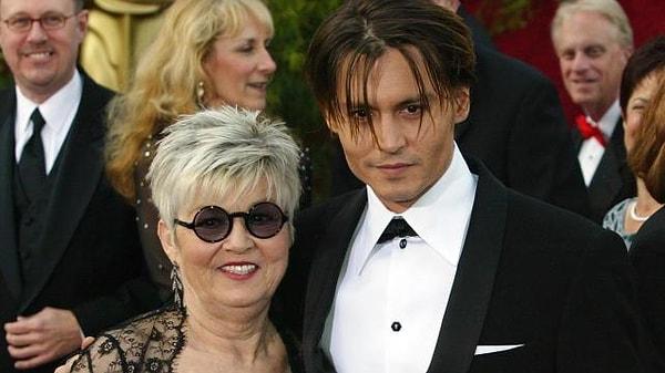 Johnny Depp geçtiğimiz günlerde çok düşkün olduğu annesini kaybetti.