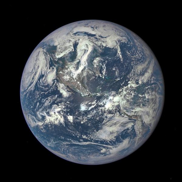 22. Ve geldik üzerinde yaşadığımız biricik gezegenimize. Carl Sagan'ın deyişiyle "soluk mavi nokta"mız Dünya...