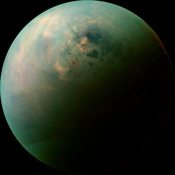 13. Satürn uydusu Titan, ismini doğanın güçlerini ellerinde tutan devlerden alır.