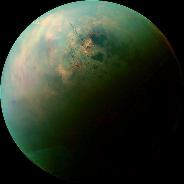 13. Satürn uydusu Titan, ismini doğanın güçlerini ellerinde tutan devlerden alır.