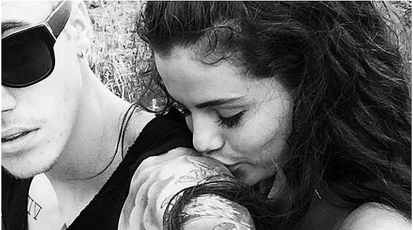 Bir gün Selena Gomez'le sarıldıkları fotoğrafı Instagram'ından paylaşıyor...