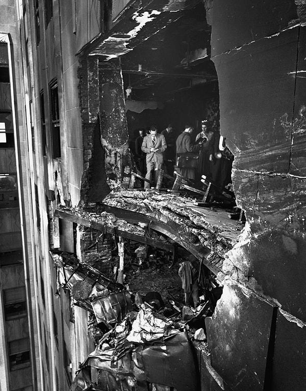 23. Bir B-25 bombardıman uçağının  Empire State binasına çarpması sonrasında oluşan delik, 1945.