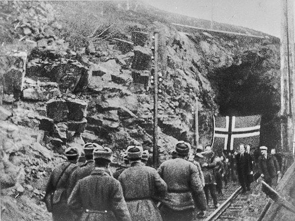 25. Bir maden içinde Alman ordusundan saklanan Norveçlilerin Sovyet askerleriyle karşılaşması, 1945.