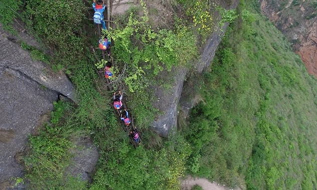 Çileli Yolculuk! Çinli Öğrenciler, Okullarına Gitmek İçin 800 Metre Yüksekliği Aşıyor