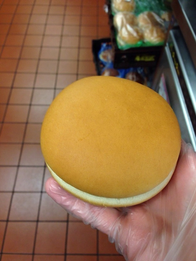 Pürüzsüz bir hamburger ekmeği.