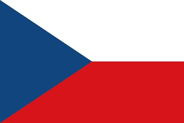 12. Çekya Bayrağı Polonya'nınkiyle Aynı Diye Sonradan Bir Üçgen Eklemişler Soluna
