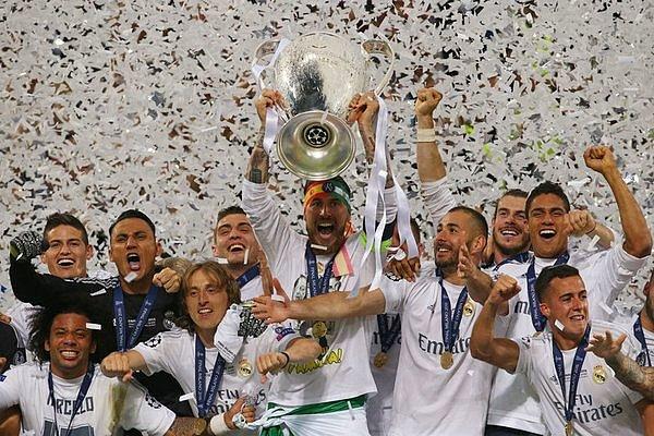 Kupa, şampiyon Real Madridli futbolcuların elinde yükseldi