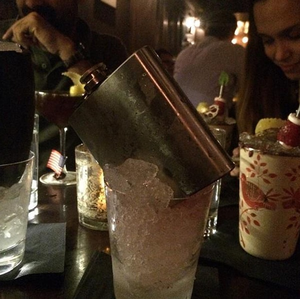 7. Гениальное решение: охлаждать виски сразу во фляжке