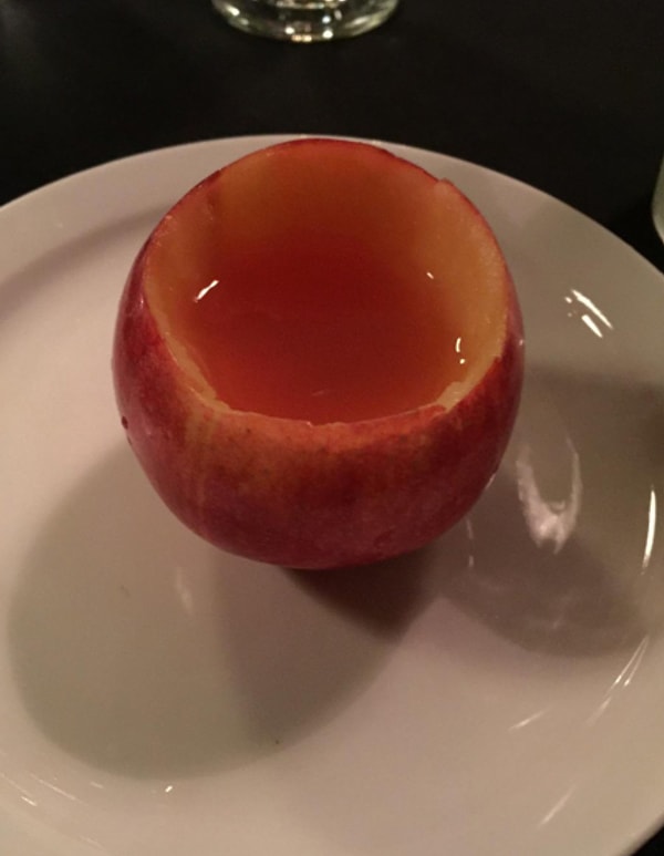 2. То же и с яблоком! К тому же в такую ёмкость можно налить значительно меньше!