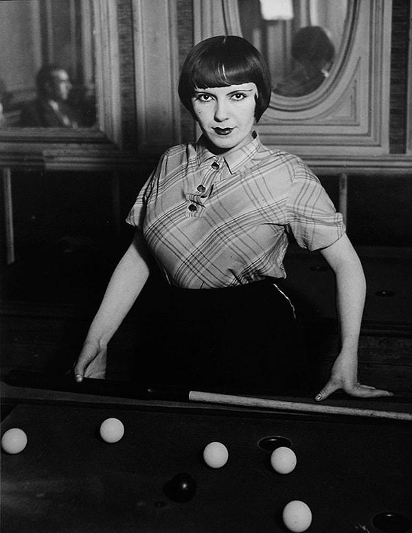 9. La fille de Joie au Billard Russe, Boulevard Rochechouart, 1933