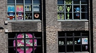 İki Bina Arasındaki Yaratıcı Post-it Savaşında Muhteşem Final