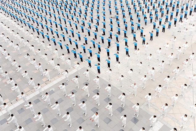 2. Tai-chi antrenmanı yapan insanlar.
