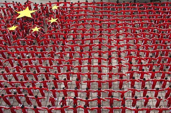 1. Çin Halk Cumhuriyeti'nin 60. Kuruluş Yıl Dönümü yaklaşırken, Çin bayrağını oluşturan ilkokul öğrencileri.