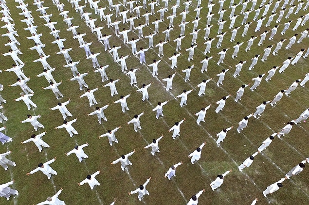 10. Yaklaşık 1200 kişi, Çin'in geleneksel savunma sanatlarından biri olan Çigong yaparken.