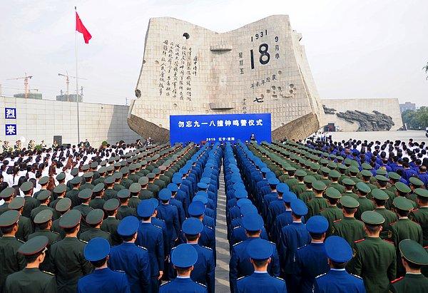 14. Japonya'nın Çin'i işgal edişinin 84. yıl dönümünde, Shenyang'taki Tarih Müzesi'nde gerçekleştirilen anma törenine katılan asker ve siviller.