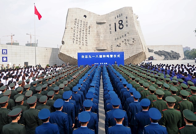 14. Japonya'nın Çin'i işgal edişinin 84. yıl dönümünde, Shenyang'taki Tarih Müzesi'nde gerçekleştirilen anma törenine katılan asker ve siviller.