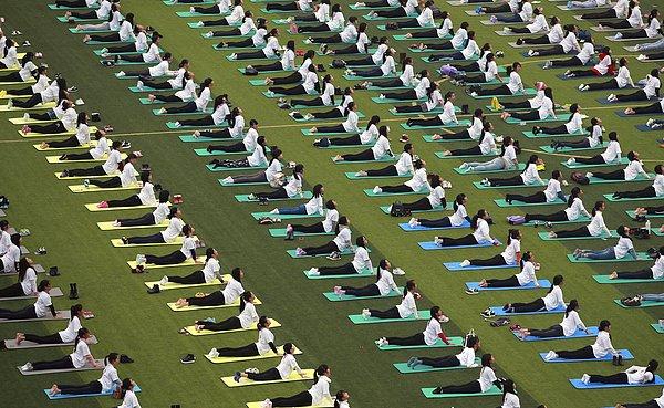17. Yaklaşan Dünya AIDS Günü sebebiyle bir hayır kurumunun düzenlediği etkinlikte yoga yapan yüzlerce katılımcı.