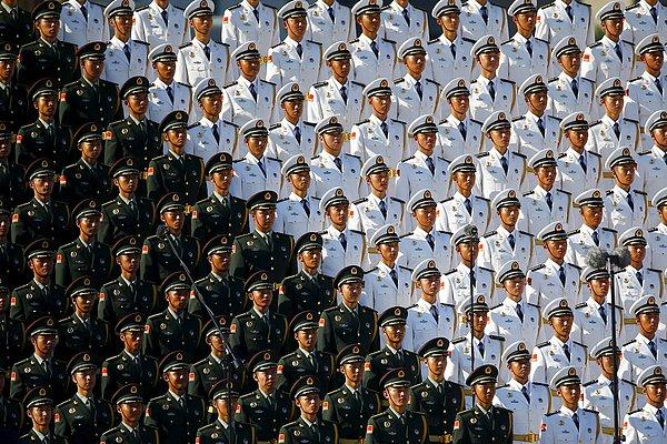 18. Tiananmen Meydanı'ndaki törendeki askeri koro.