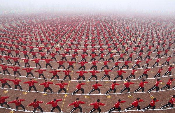 19. Shaolin Tagou Dövüş Sanatları Okulu'nun futbol takımı kuruluş töreninde gösteri yapan öğrenciler.