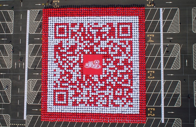 24. 2.503 metre karelik dünyanın en büyük QR kodunu oluşturmak için bir araya gelen 2499 kişi.