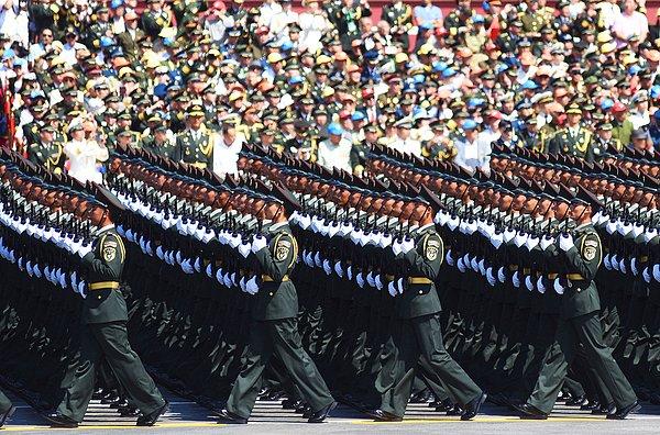 26. Çin Halk Kurtuluş Ordusu'nun Tiananmen Meydanı'ndaki geçit töreni.