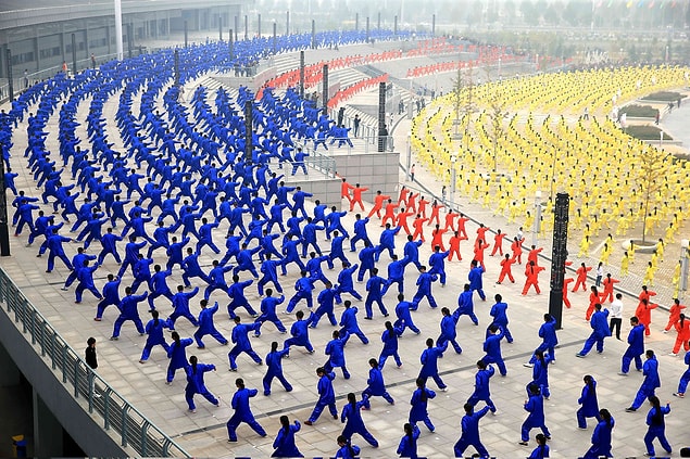 28. Dünya çapında gerçekleştirilen Tai Chi etkinlikleri bünyesinde, Jiefang Caddesi'nde Tai Chi yapan katılımcılar.